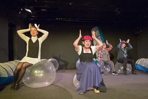 Szenenfoto Die Physiker: Doris Gruner als Fräulein Dr. Mathilde von Zahnd, Sylvia Haas als Frau Missionar Lina Rose, Şahika Tetik als Bub Wilfried-Kaspar, Marget Flach als Bub Jörg-Lukas (v.l.n.r.) (Bild ist © Copyright by Andreas Prott)